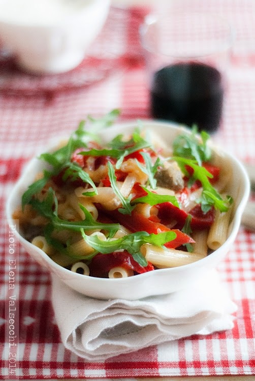 pasta con peperoni, salsiccia e rucola