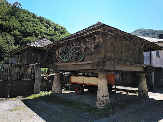 Hórreo tradicional en Moal, Asturias