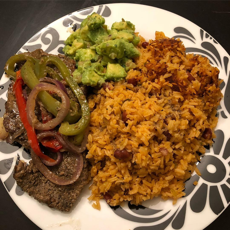 La comida del mediodía: Moro, bistec y ensalada de aguacate comida