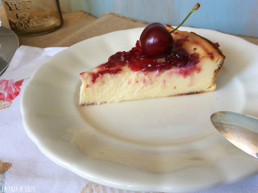 porción-de-tarta-de-queso-ricotta-y-mermelada-de-cerezas