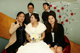 Korean bride before the wedding ceremony having photos - uni friends