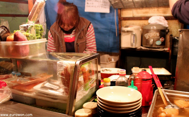 Japonesa cocinando en un Yatai de Fukuoka