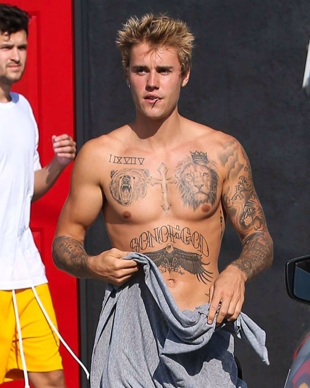 MALE CELEBRITIES: Justin Bieber shirtless with dad mega post
