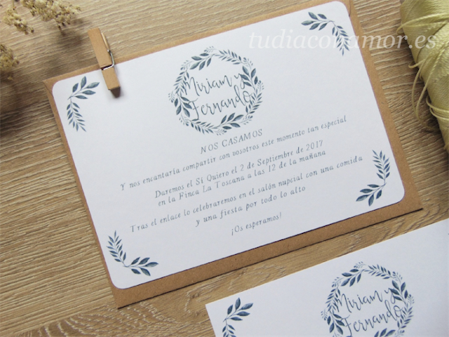 Invitaciones bonitas y actuales Invitación bonita y sencilla con corona de hojas pintadas en acuarela