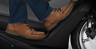 COMFORTABLE RIDING POSITION Posisi berkendara yang nyaman dengan ruang kaki yang luas, membuat posisi berkendara lebih rileks untuk jarak dekat atau jarak jauh. Harga Kredit Motor Yamaha Nmax Terbaru 2018