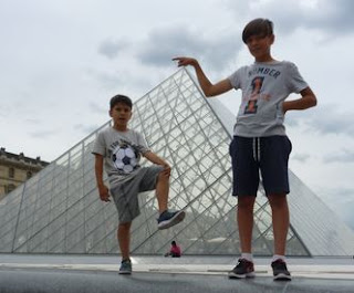 La Pirámide del Louvre.