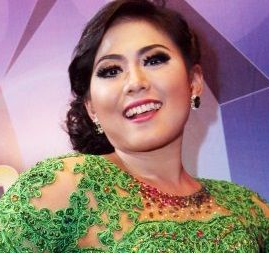 Lirik Lagu Cukup Satu Menit - Wiwik Sagita feat nella kharisma dan via vallen dari album om sera best of the best, download album dan video mp3 terbaru 2018 gratis