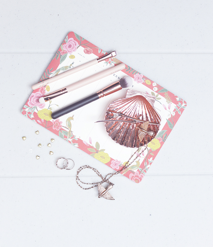 Use these 25 pretty things to spice up your blog photography game.