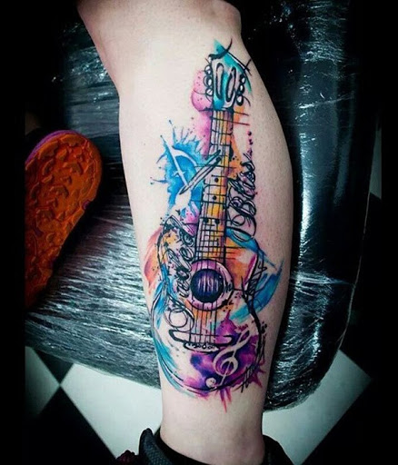 Aquarela estilos são ótimos para olhar com os traços suaves e cores. Aqui está outro aquarela desenho de tatuagem para os amantes da música.