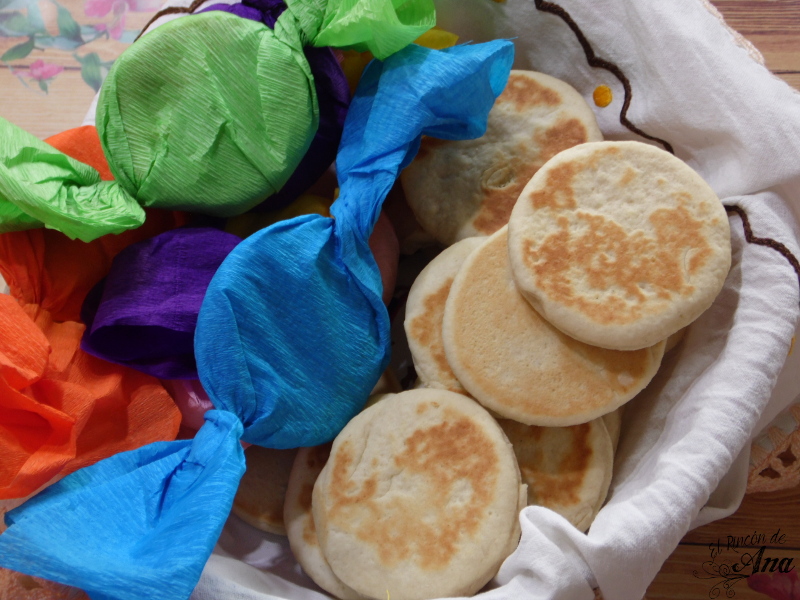 Chocolate caliente y gorditas de nata (crema de leche)