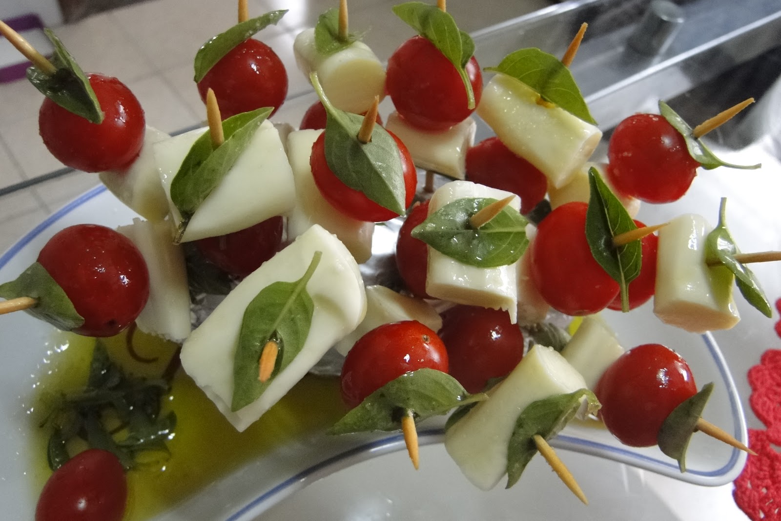 Bela Delícia Espetinhos de tomate com mussarela de búfala