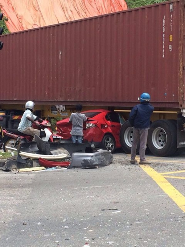 VIDEO & GAMBAR Penuh Kemalangan Ngeri Membabitkan Treler, Lori Dan 12 Kereta VIDEO & GAMBAR Penuh Kemalangan Ngeri Membabitkan Treler, Lori Dan 12 Kereta