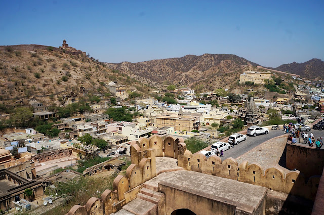 Melihat komplek Amber Fort dari atas benteng Melihat komplek Amber Fort dari atas benteng