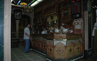 il bancone di un caffè, khan el khalili, cairo