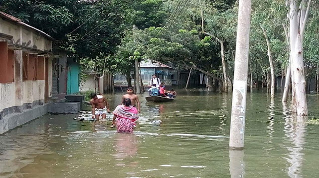 In-Sirajganj-the-flood-control-dam-broke-and-35-villages-flooded In-Sirajganj-the-flood-control-dam-broke-and-35-villages-flooded