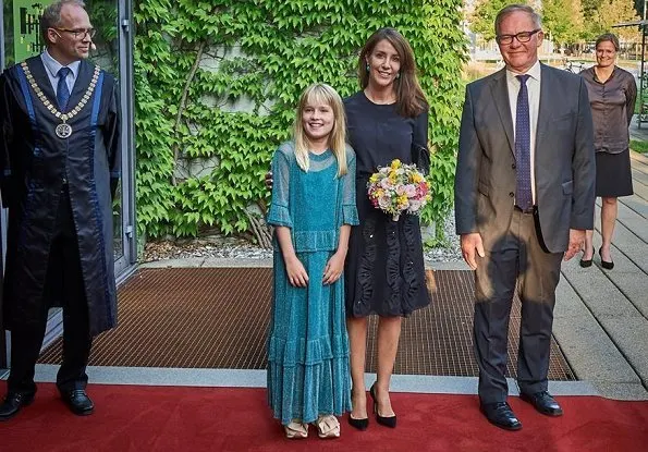 Princess Marie visited SDU in Odense to attend the welcoming ceremony for new international students. is wearing Zara