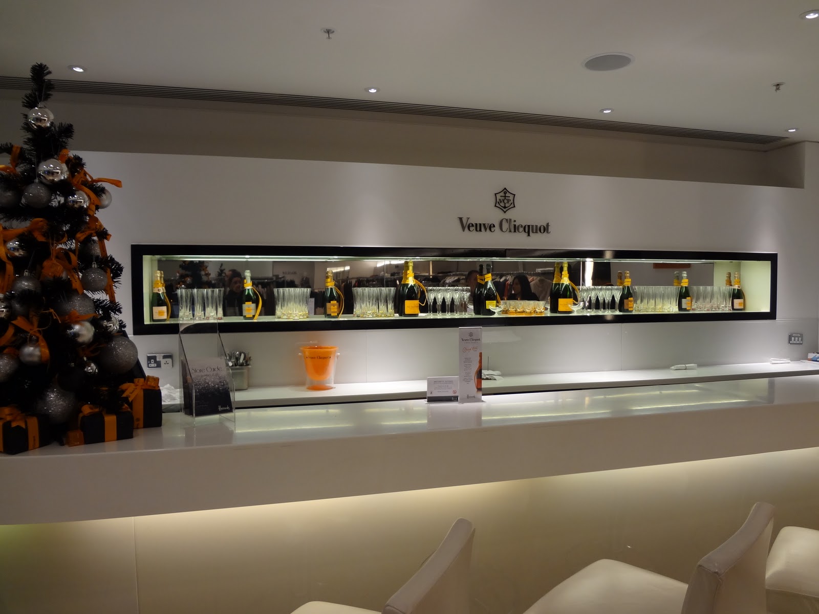 GREAT EATS HAWAII HARRODS DEPARTMENT STORE LONDON, ENGLAND