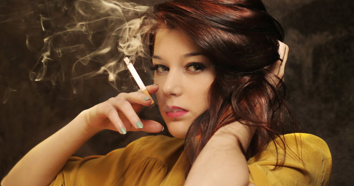 курящих. Smoking hair. курящая рыжая девушка. женщина с ножницами в руках. девочка пацанка с сигаретой.