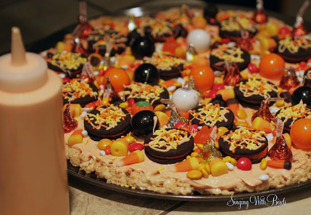 Krispy Halloween Pizza|cheerykitchen.com