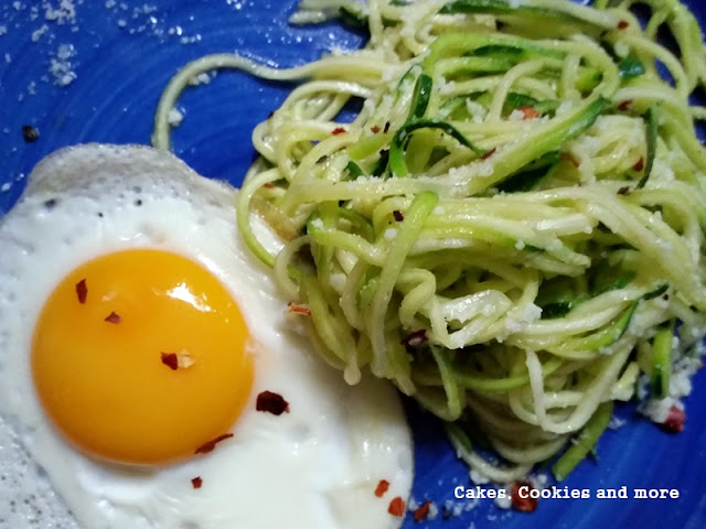 Zucchinispaghetti aglio e olio mit Spiegelei