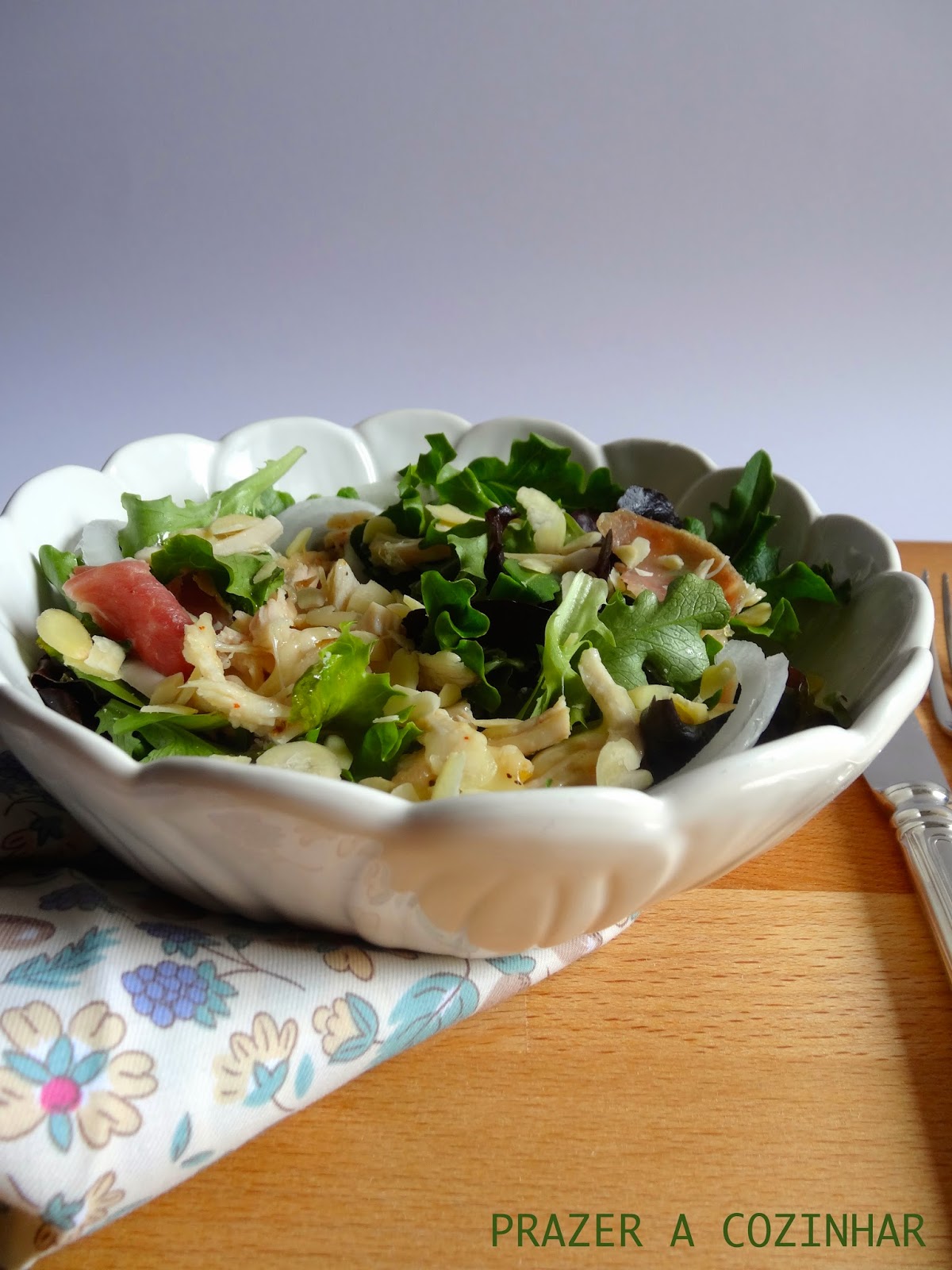 prazer a cozinhar - Salada de frango, queijo, presunto e amêndoas