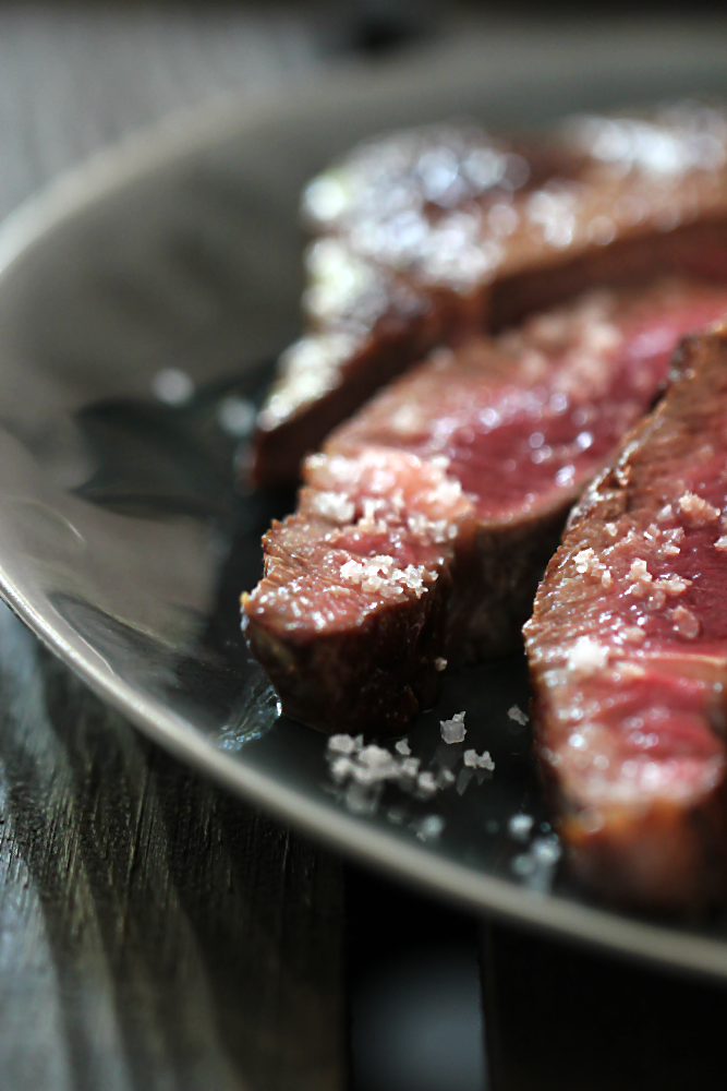 Entrecôte vom Irish Ox, gelbe Zucchini-Spaghetti, Ofentomaten | Arthurs Tochter Kocht von Astrid Paul Entrecôte vom Irish Ox, gelbe Zucchini-Spaghetti, Ofentomaten | Arthurs Tochter Kocht von Astrid Paul