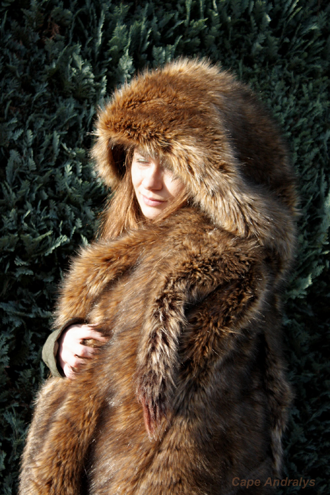 Robes de mari?�e ?� Bordeaux: Cape en fourrure nordique 