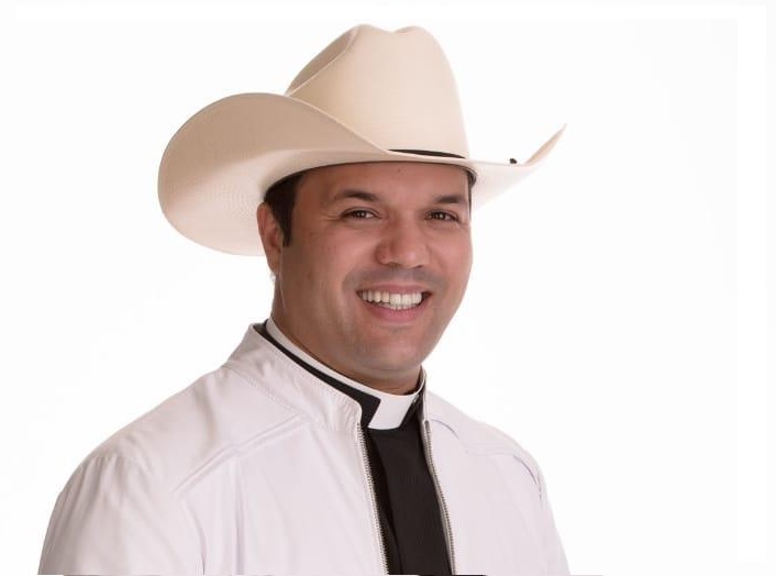 Padre Alessandro Campos, apresentará nas festividades do Sagrado Coração de Jesus em Caculé Padre Alessandro Campos, apresentará nas festividades do Sagrado Coração de Jesus em Caculé