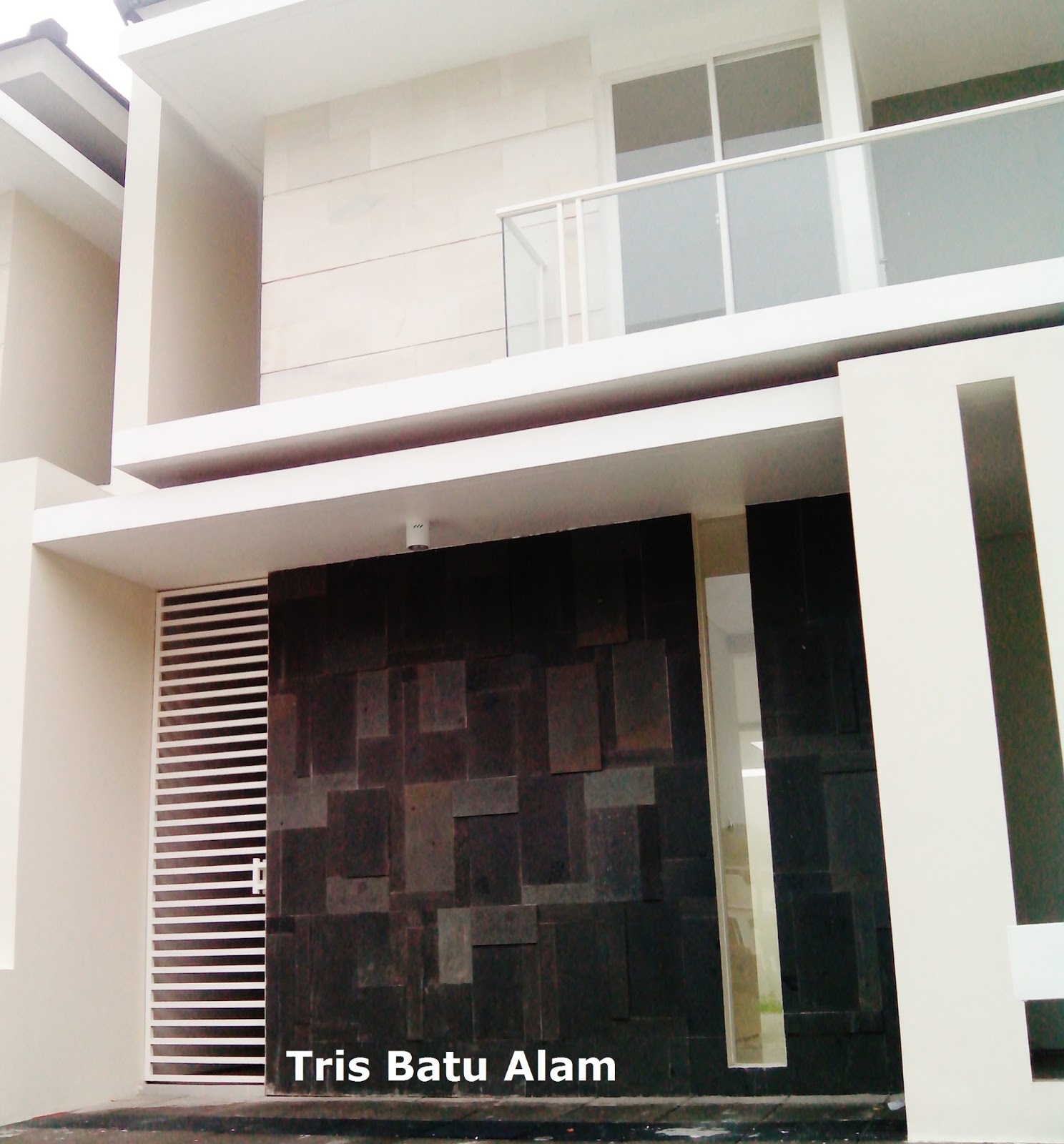 Batu Alam Paras Jogja Putih Halus Pada Dinding Lantai Dua Rumah Minimalis Tris Batu Alam Surabaya