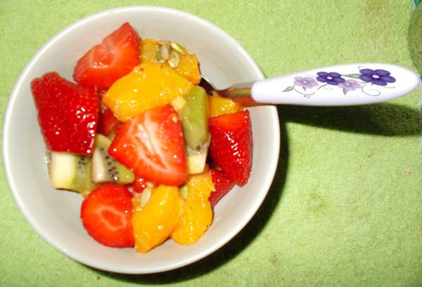 Salada de fruta com morango kiwi e laranja Salada de fruta com morango kiwi e laranja