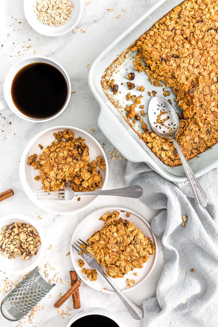 Carrot Cake Oatmeal Breakfast Bake. Need more recipes? Find 21 Easy and Healthy Vegan Oat Recipes&nbsp;To Make Best Weight Loss Breakfast Ever! vegan breakfast oatmeal | easy oatmeal recipes | oatmeal recipes overnight | oatmeal weightloss | oatmeal recipes healthy easy #oats #oat #veganmeal #vegan 
