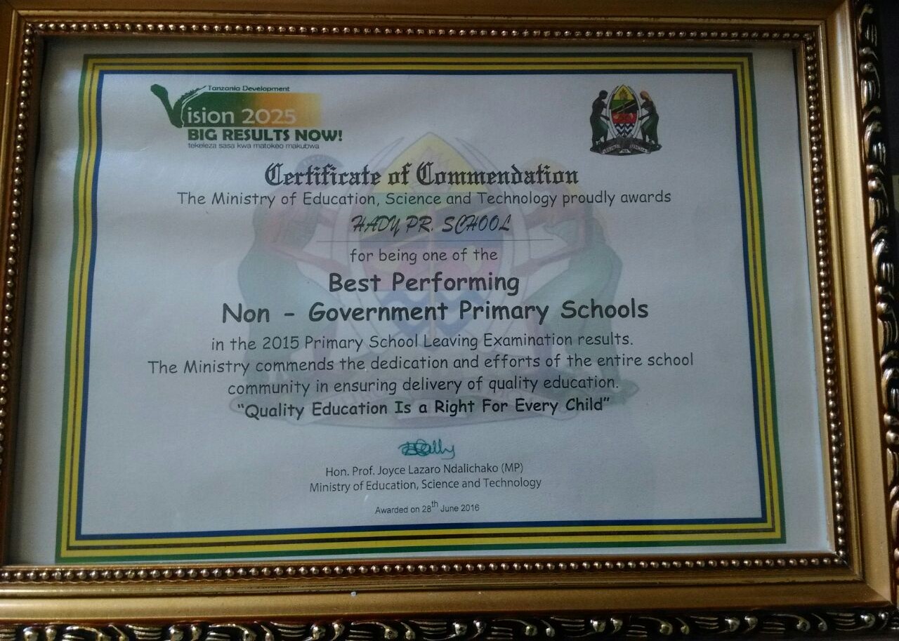 Shule Bora Arusha TUMETUNUKIWA CHETI CHA " Best Perfoming " na BARAZA