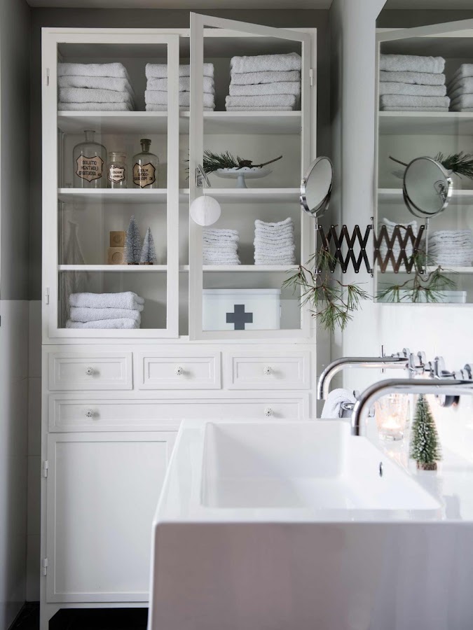 decoracion nordica, navidad, decorar baño, arboles navidad pequeños, estilo nordico, bañera, armario blanco, 