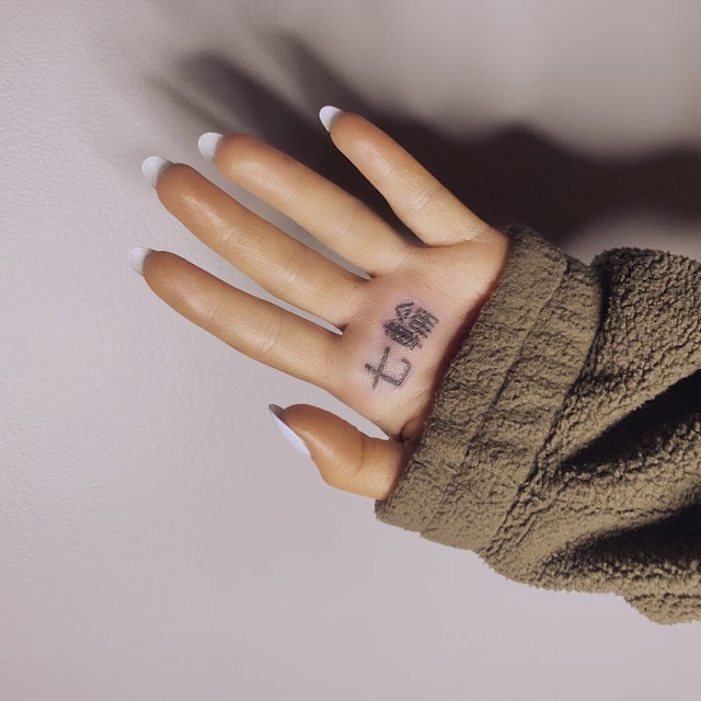 Ariana Grande se vuelve viral: se tatuó palabra equivocada en japonés