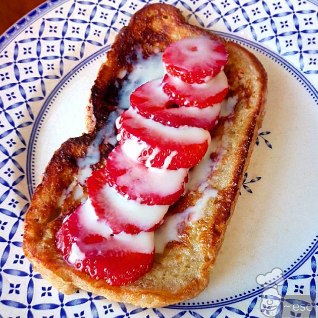 Torrijas tostadas francesascon fresas y leche condensada