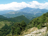 Vistes de la Serra d'Ensija i els Cingles de Vallcebre des de la Serra del Candara