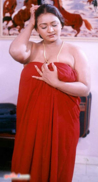 Tamil Hot Sexy Sizzling Actress Shakeela In Saree And Cleavage Photo 