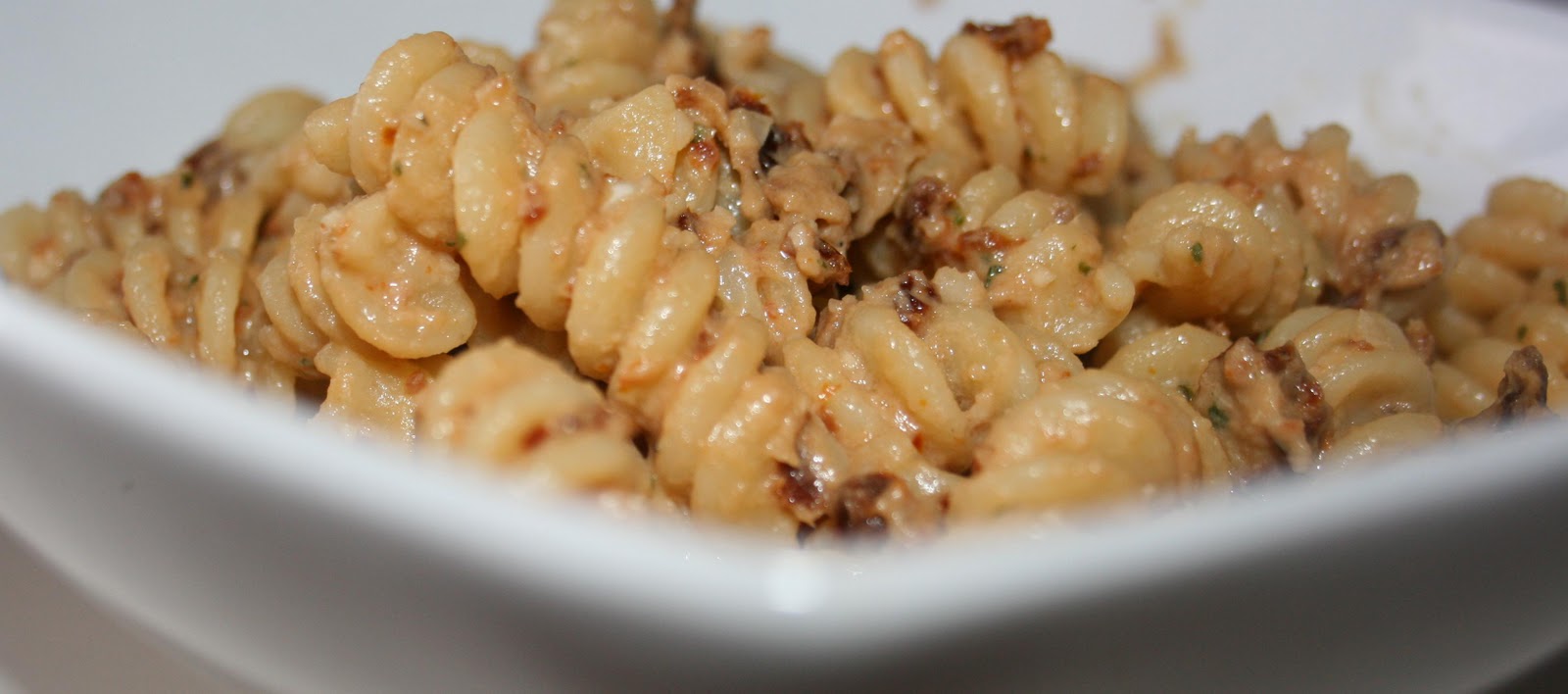 Cucino ergo Mangio Fusilli con pesto rosso al tonno