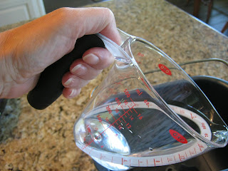 The comfortable non-slip handle with indentation for your thumb at the top makes this OXO angled measuring cup easy to hold, easy to pour.