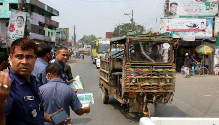 Distribution of leaflets and masks by police station in Palashbari পলাশবাড়ীতে থানা পুলিশের উদ্যোগে লিফলেট ও মাস্ক বিতরণ