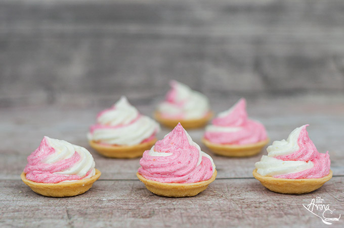 Himbeer-Lemon-Frosting auf Tarteletts Himbeer-Lemon-Frosting auf Tarteletts