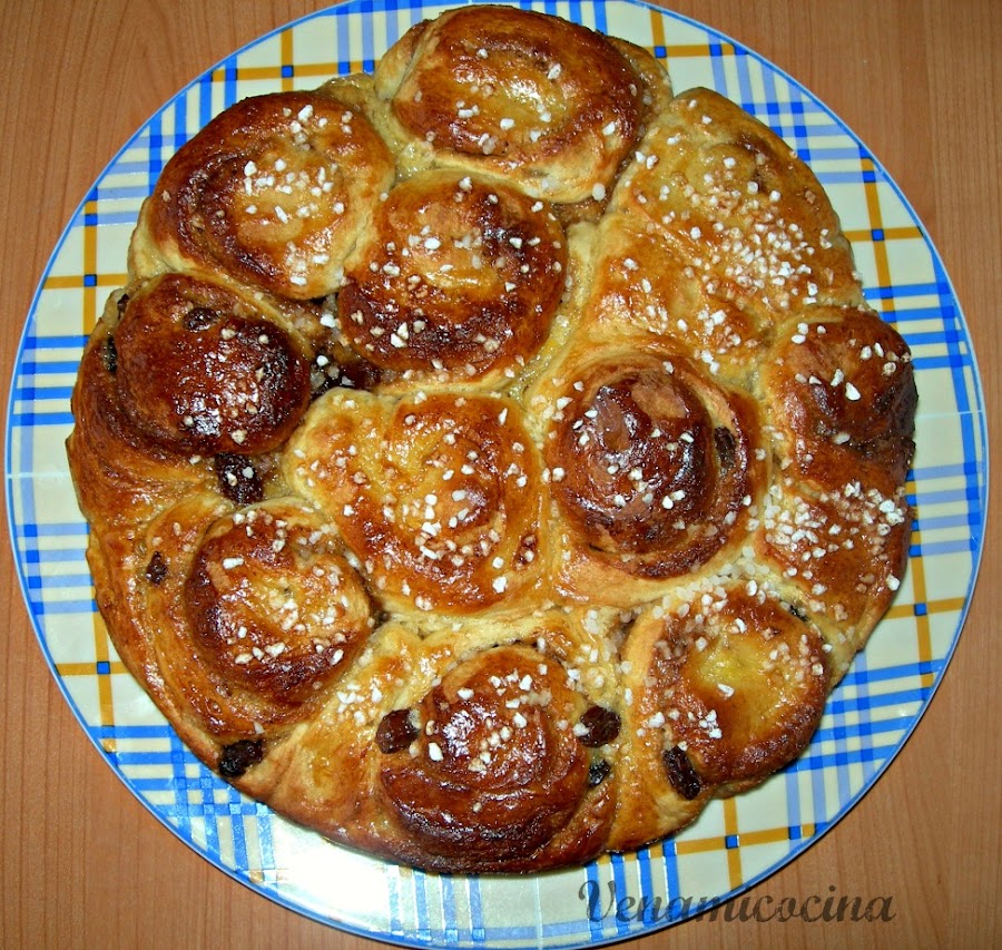 Brioche con pasas y azúcar perlado