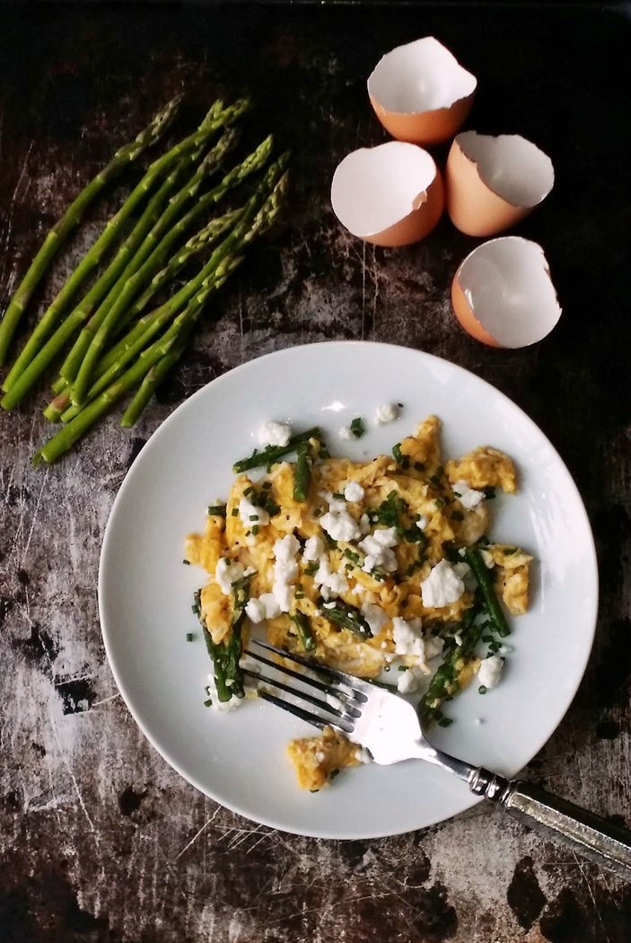 Perfect Scrambled Eggs with Asparagus, Goat Cheese and Chives from www.bobbiskozykitchen.com