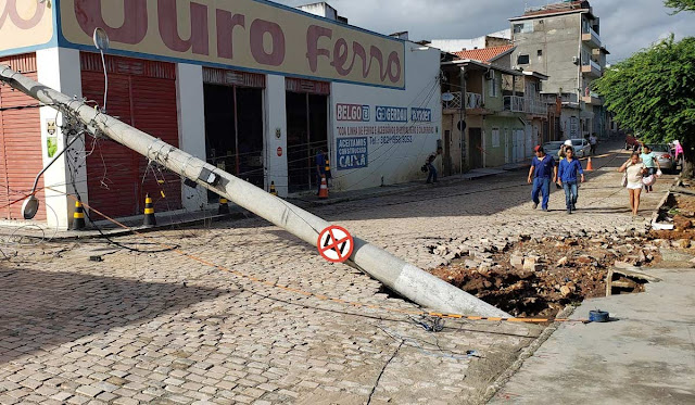 Chuva abre buraco e provoca queda de poste da rede elétrica em Jacobina
