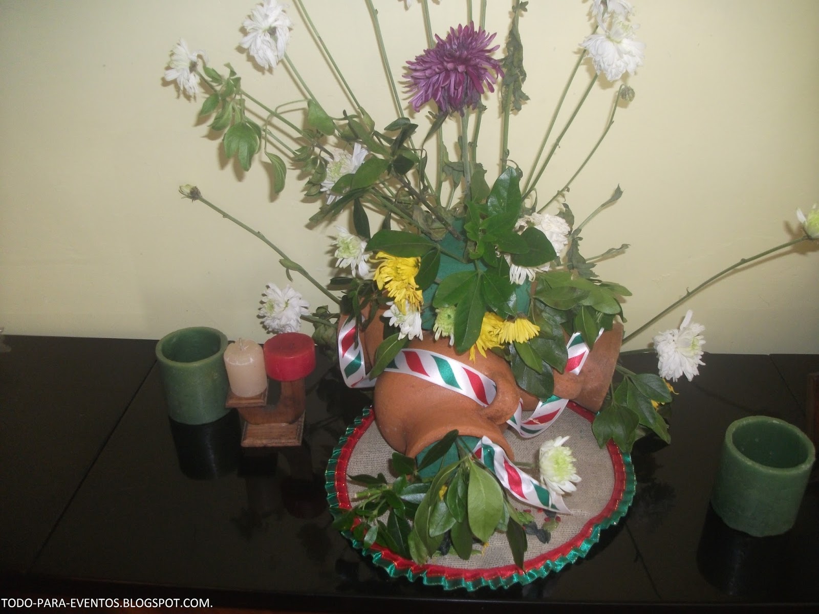 Todo Para Eventos ARREGLO FLORAL EN OLLAS DE BARRO.