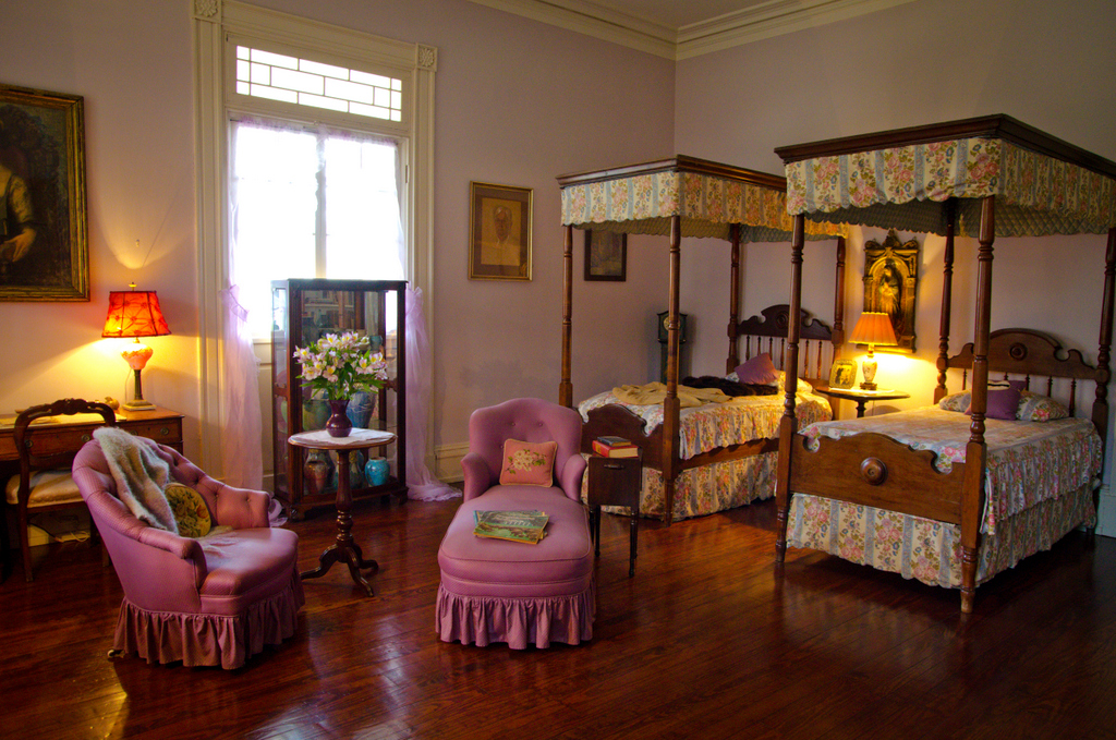 Seeks Ghosts: Oak Alley Plantation