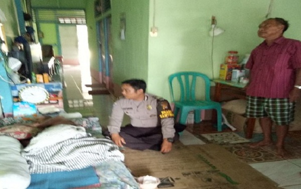 Bhabinkamtibmas Polsek Belitang Sambangi Warga yang sedang Sakit Bhabinkamtibmas Polsek Belitang Sambangi Warga yang sedang Sakit