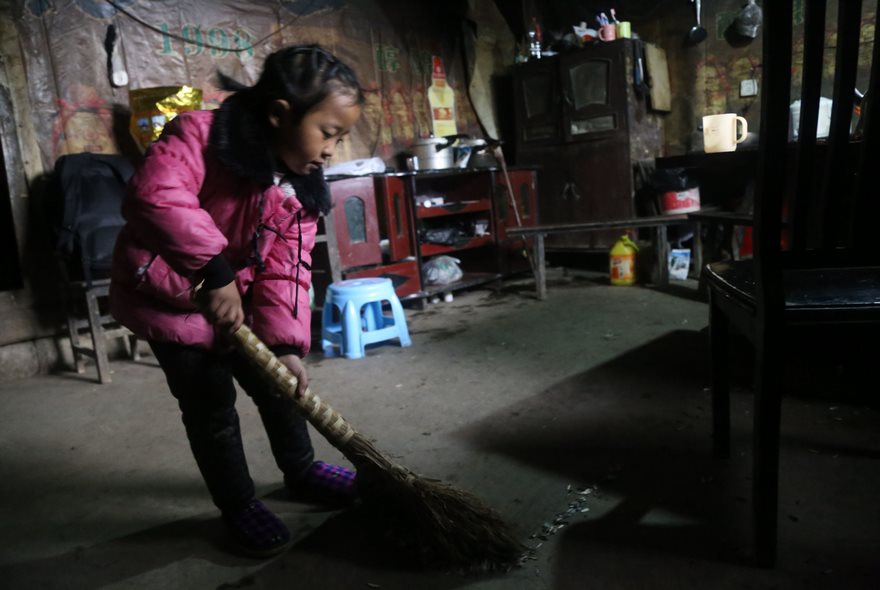 5-year-old girl takes sole care of grandma China 5-year-old girl takes sole care of grandma China