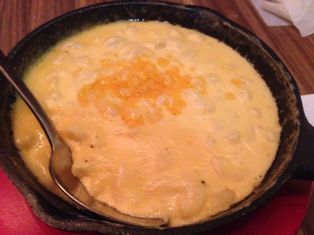 Macaroni dengan saus krim dan keju Cheddar