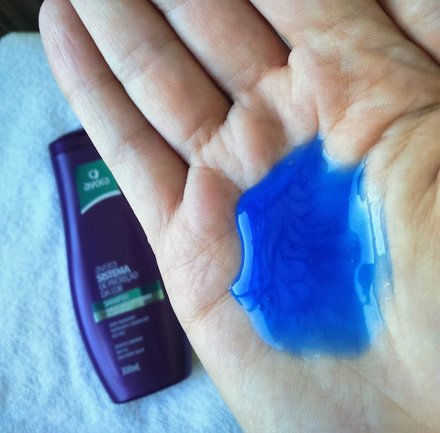 Shampoo matizador da Avora, cor azul.